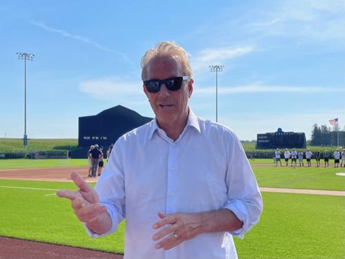 フィールド・オブ・ドリームスでの試合前リハーサルを終えた俳優ケビン・コスナーと至近距離で遭遇
