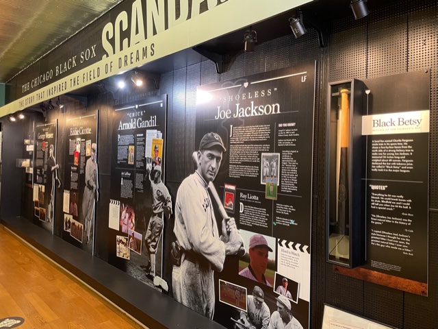 アイオワ州ダイアーズビルにあるフィールド・オブ・ドリームス博物館内で展示されているシューレス・ジョー・ジャクソンの資料など