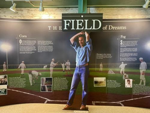 アイオワ州ダイアーズビルにあるフィールド・オブ・ドリームス博物館内で展示されている映画の名シーン