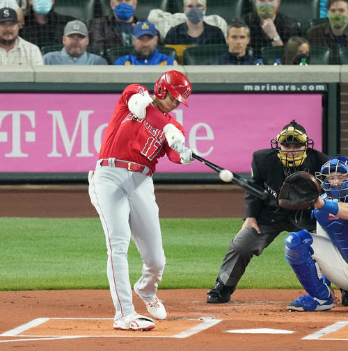 3日、マリナーズ戦で46号本塁打を放つエンゼルス大谷