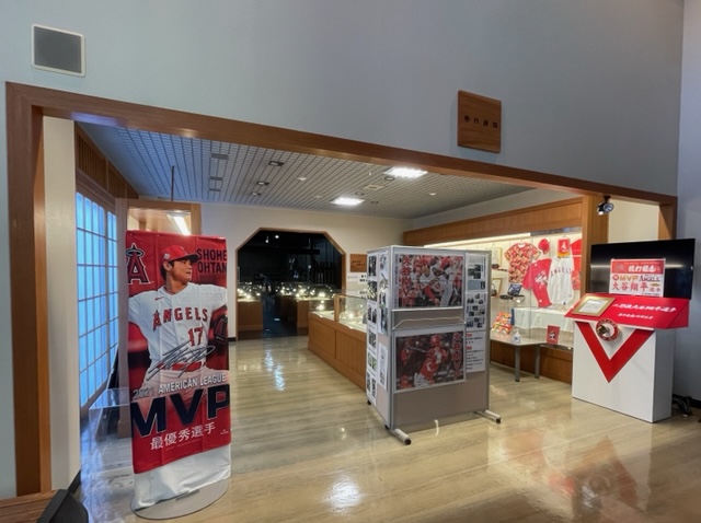 「奥州市伝統産業会館」にあるエンゼルス大谷の展示コーナー（撮影・福島良一）