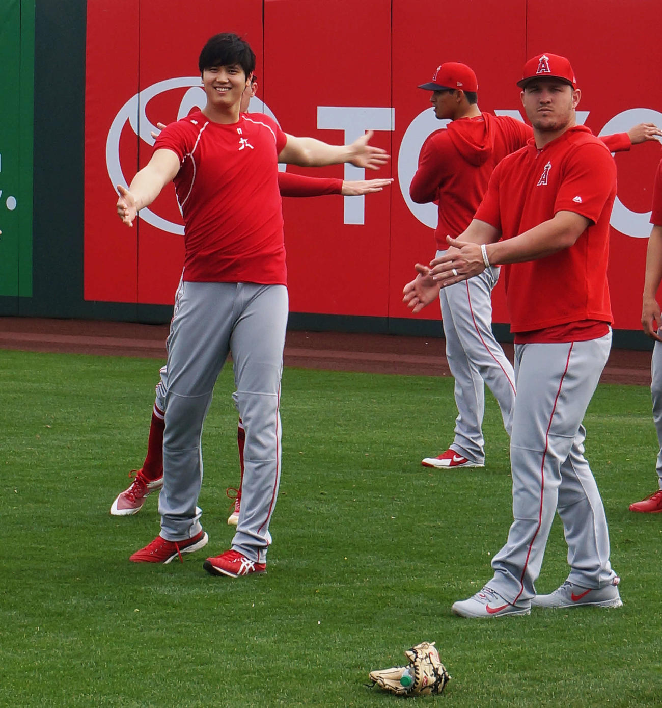 マイク・トラウト（右）と大谷翔平（2019年3月3日撮影）