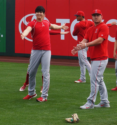 マイク・トラウト（右）と大谷翔平（2019年3月3日撮影）