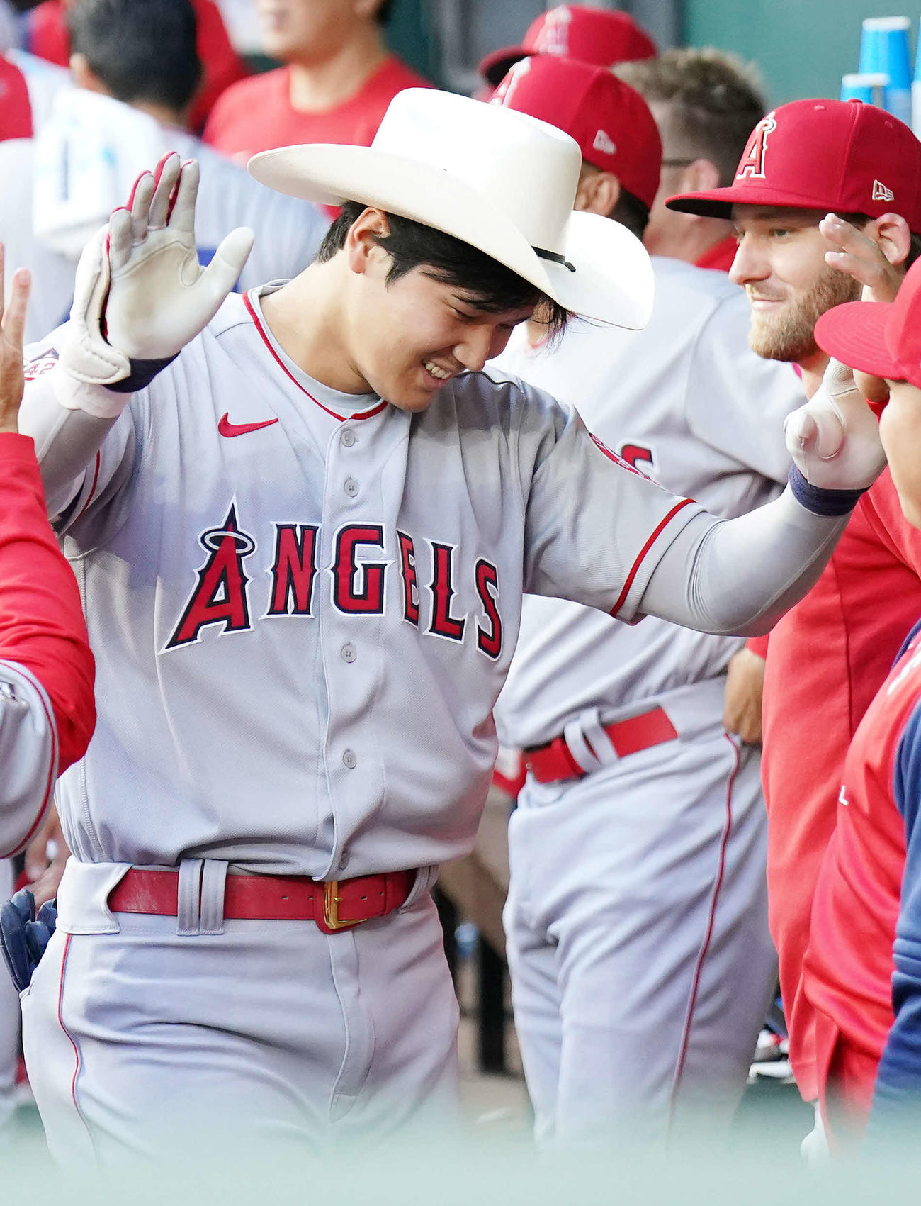 今季1号のソロ本塁打を放ったエンゼルス大谷はカウボーイハットをかぶりナインと笑顔でハイタッチ（2022年4月15日撮影）