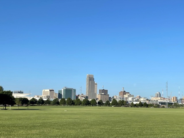青空の下に広がる米大学野球の聖地オマハのダウンタウン風景（撮影・福島良一）