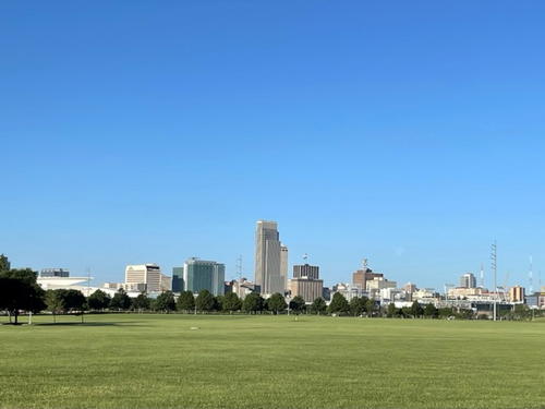 青空の下に広がる米大学野球の聖地オマハのダウンタウン風景（撮影・福島良一）