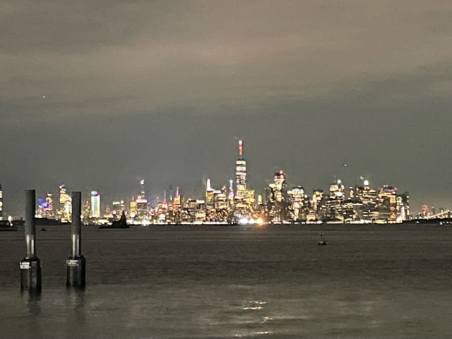 スタテン島の乗船場から見たニューヨークのマンハッタン風景（撮影・福島良一）