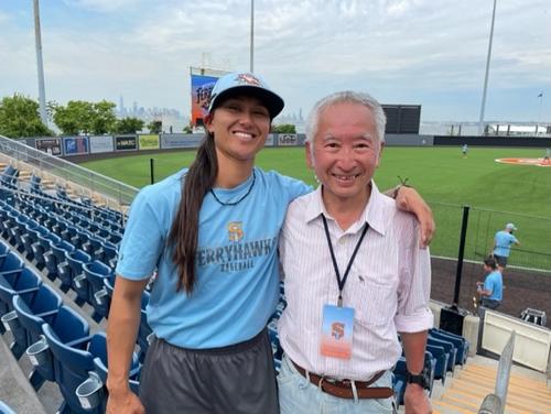 米独立リーグで史上初の女性選手となったウィットモア（左）と福島良一氏