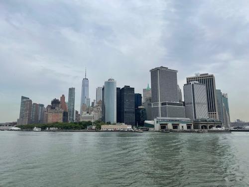 スタテン島に向かう船から見たニューヨークのマンハッタン風景（撮影・福島良一）