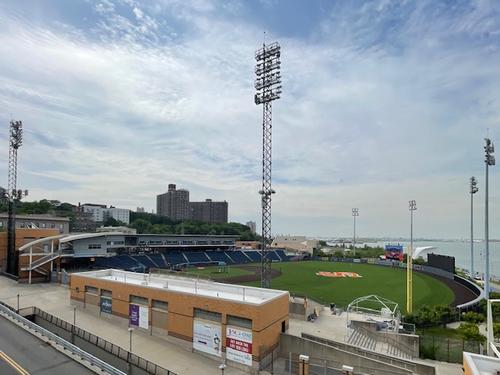 スタテン島の乗船場に隣接する米独立リーグ球団フェリーホークスの本拠地球場（撮影・福島良一）