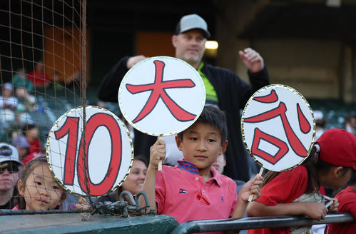 アスレチックス対エンゼルス　試合前、大谷を応援する子どもファン（撮影・狩俣裕三）