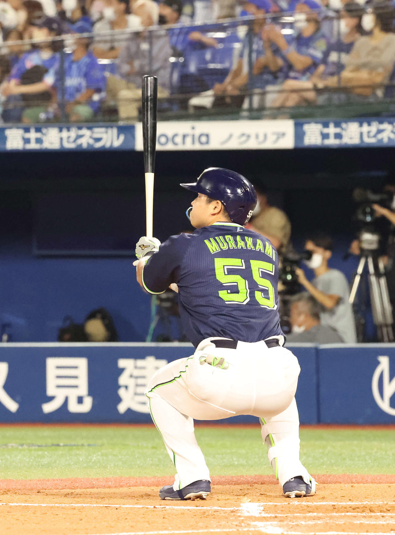 DeNA対ヤクルト　7回表ヤクルト無死、村上は右中間に勝ち越しの本塁打を放つ（撮影・丹羽敏通）