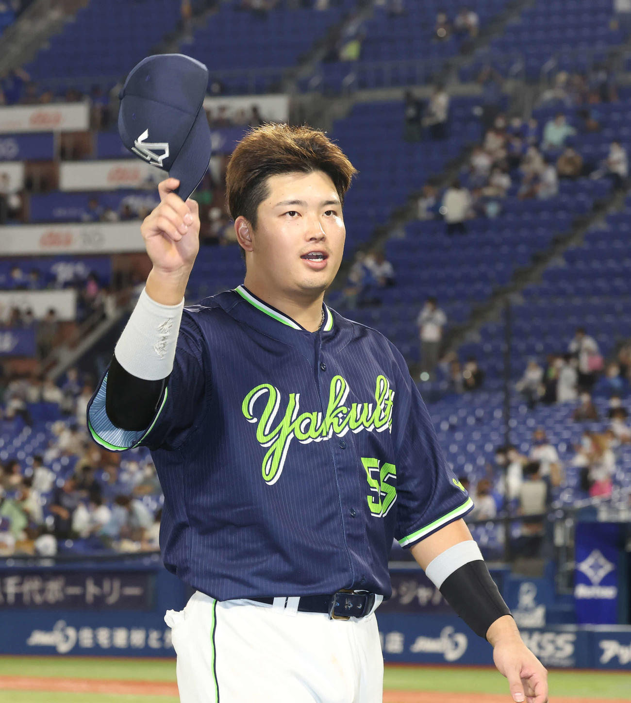 DeNA対ヤクルト　観客の声援に応える村上（撮影・丹羽敏通）