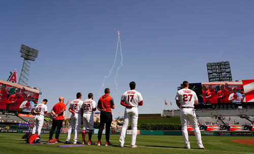 10月2日、本拠地最終戦の試合前、フィールドに整列する大谷翔平（右から2人目）らエンゼルスナイン