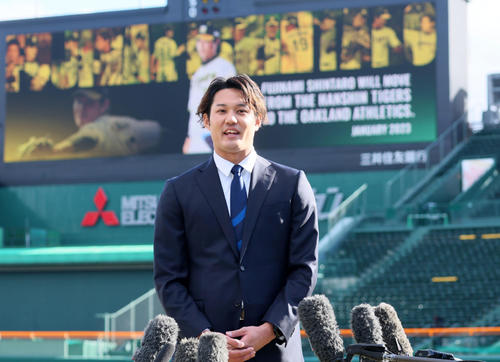 甲子園球場でポスティング移籍会見行った藤浪（撮影・加藤哉）
