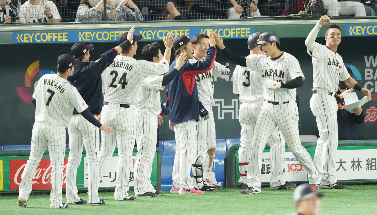 日本対イタリア　5回裏日本無死一、二塁、村上の中適時二塁打で生還し、ハイタッチする大谷（右から2人目）（撮影・鈴木みどり）