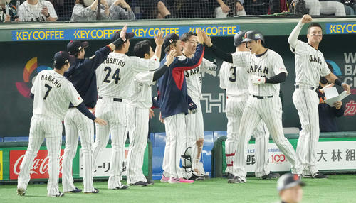 日本対イタリア　5回裏日本無死一、二塁、村上の中適時二塁打で生還し、ハイタッチする大谷（右から2人目）（撮影・鈴木みどり）