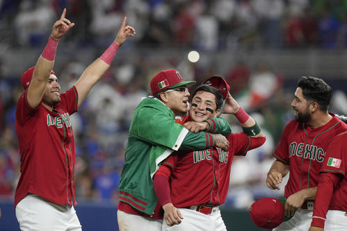 プエルトリコに勝利し、喜ぶメキシコの選手たち（AP）