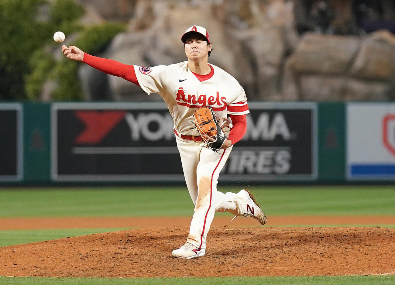 スイーパーを投じる大谷（2023年4月撮影）