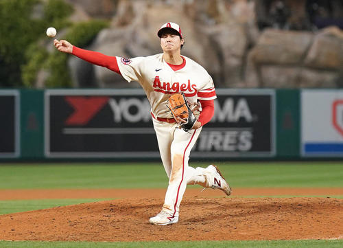 スイーパーを投じる大谷（2023年4月撮影）