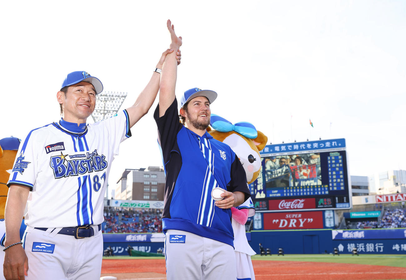 2日、来日初勝利を挙げたDeNAバウアー（右）は三浦監督と笑顔でファンに手を振る
