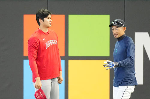 マリナーズ戦の試合前、イチロー氏（右）にあいさつするエンゼルス大谷翔平（2023年4月3日撮影）