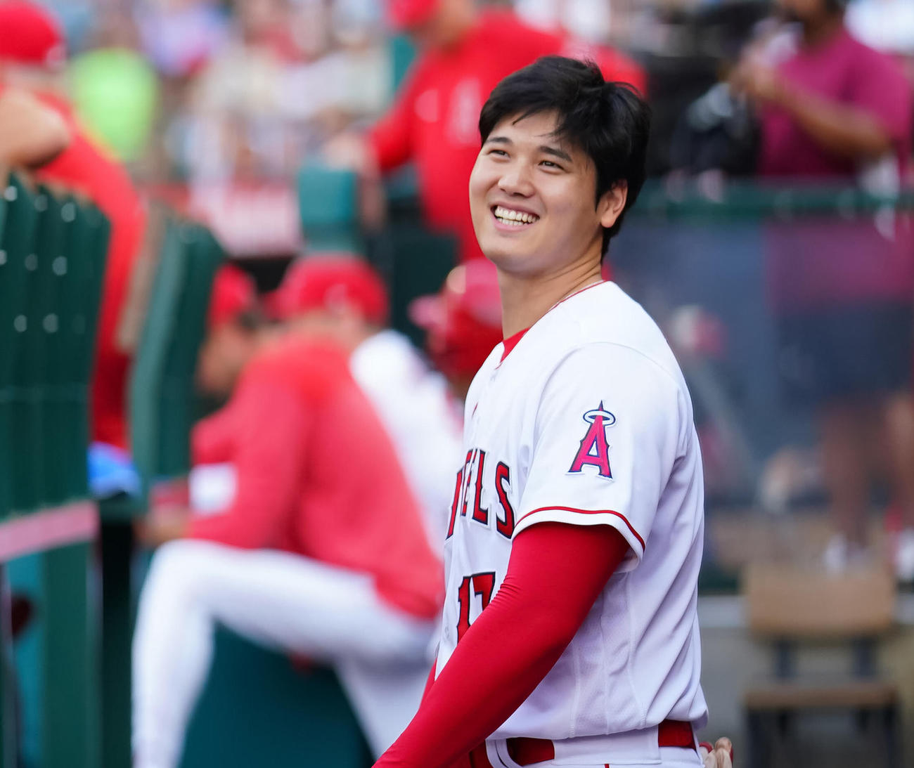ベンチで笑顔を見せるエンゼルス大谷翔平（2023年7月15日撮影）