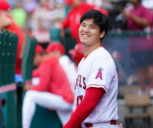 ベンチで笑顔を見せるエンゼルス大谷翔平（2023年7月15日撮影）