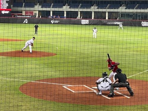 中東と南アジアを拠点とする初のプロ野球リーグ「ベースボール・ユナイテッド」のエキシビション試合で対戦するバートロ・コロン投手とロビンソン・カノ内野手