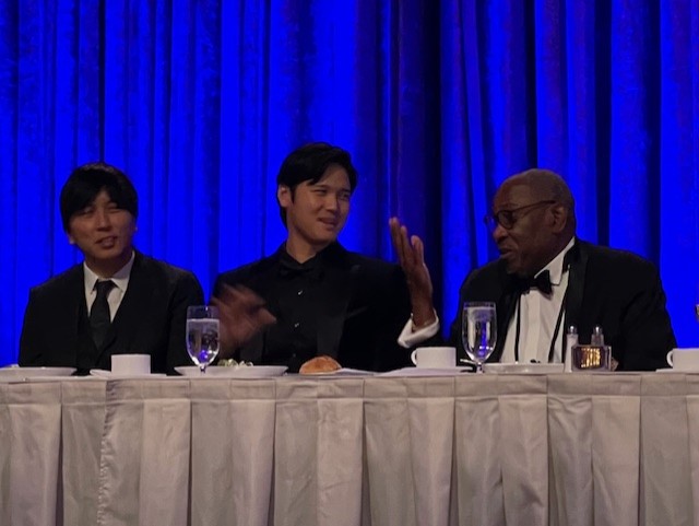 全米野球記者協会ニューヨーク支部主催の夕食会に参加したドジャース大谷翔平投手（中央）。左は水原通訳。右は前アストロズ監督のベーカー氏（福島良一氏提供）