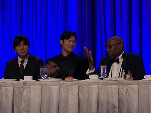 全米野球記者協会ニューヨーク支部主催の夕食会に参加したドジャース大谷翔平投手(中央)。左は水原通訳。右は前アストロズ監督のベーカー氏(福島良一氏提供)