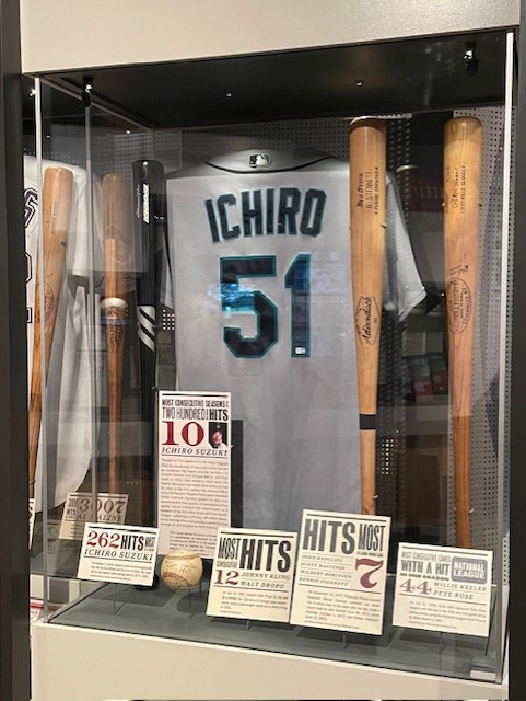 米野球殿堂博物館に飾られているイチロー氏の記念品