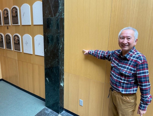 米野球殿堂博物館を訪れた福島良一氏。殿堂入り選手の額が飾れている