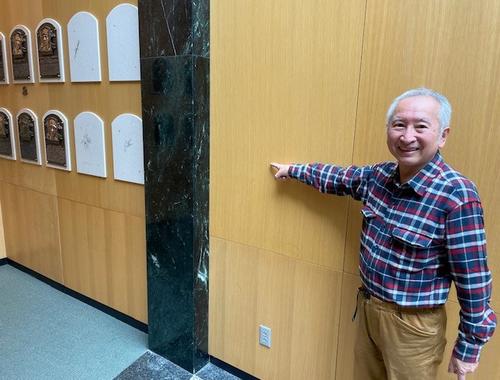 米野球殿堂博物館を訪れた福島良一氏。殿堂入り選手の額が飾れている