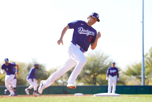 ベースランニングをするドジャース大谷（撮影・菅敏）