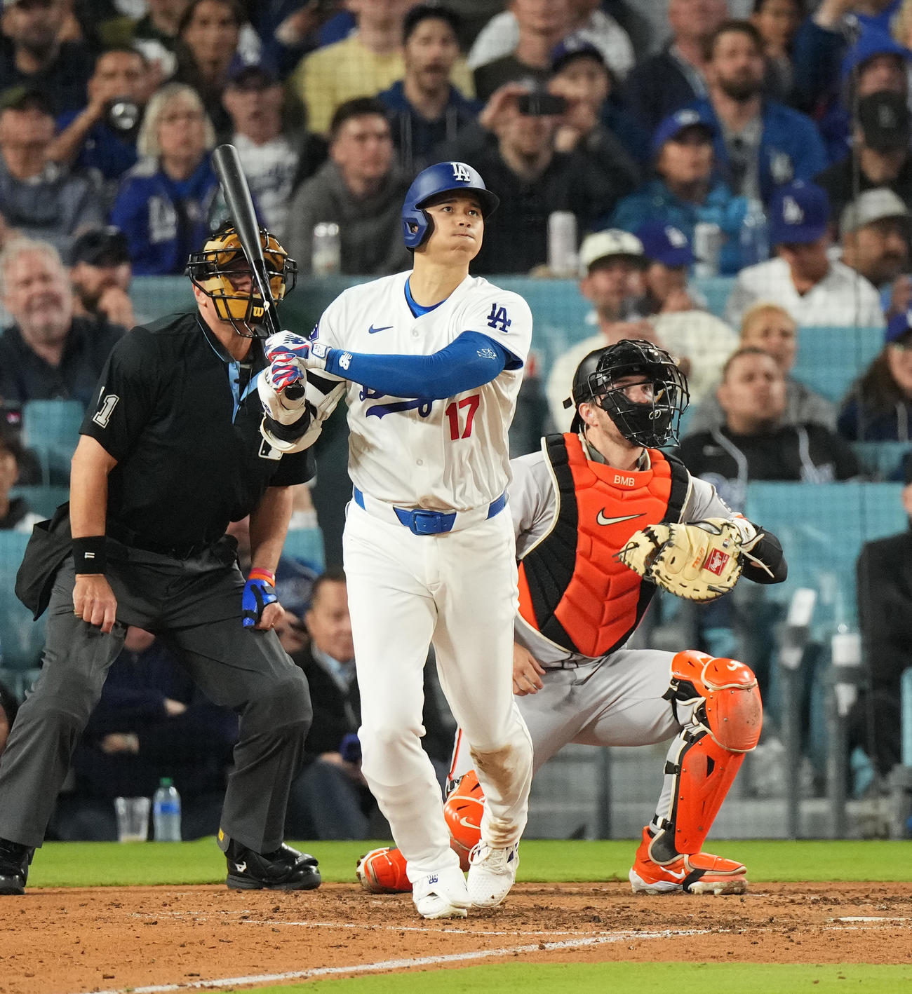 ドジャース対ジャイアンツ　7回裏ドジャース2死、右中間に移籍後初本塁打を放つ大谷（2024年4月3日撮影）