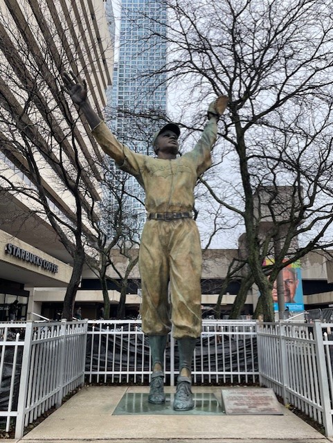 米東部ニュージャージー州ジャージーシティーにあるジャッキー・ロビンソンの銅像