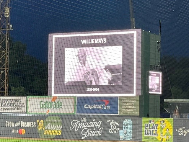 米アラバマ州リックウッドフィールドで初のMLB公式戦、カージナルス－ジャイアンツが行われ、先日亡くなったウィリー・メイズ氏が追悼された（福島良一氏提供）