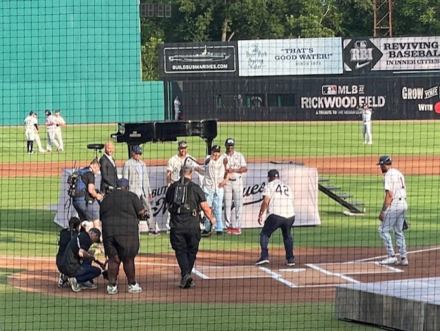 米アラバマ州リックウッドフィールドで初のMLB公式戦、カージナルス－ジャイアンツでは試合前にさまざまなセレモニーが行われた（福島良一氏提供）