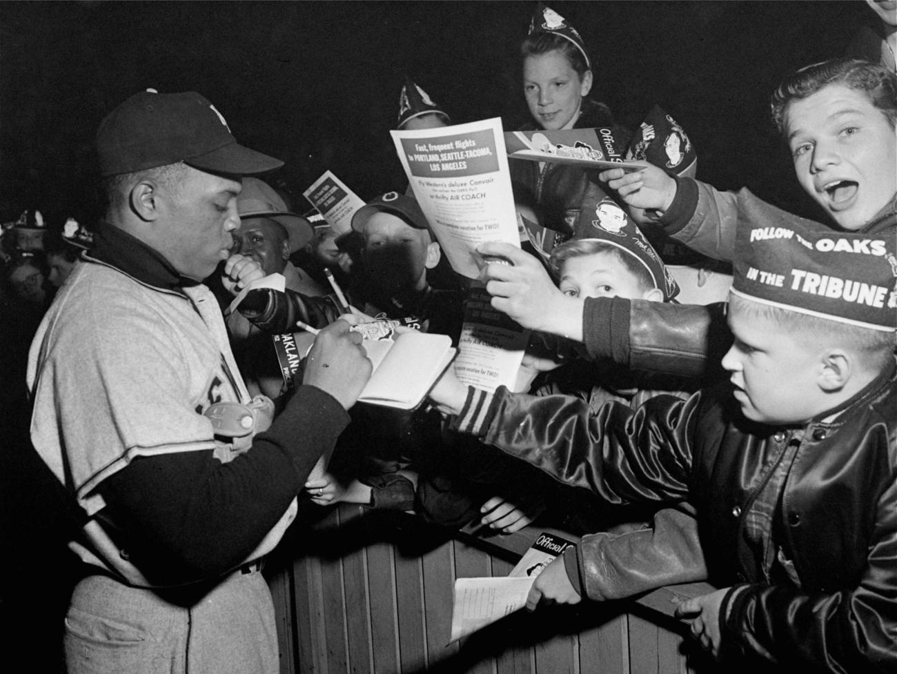 1952年3月、カリフォルニア州オークランドのエキシビション試合でサインするニューヨーク・ジャイアンツのウィリー・メイズさん（AP）
