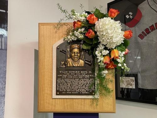 米アラバマ州リックウッドフィールドで初のMLB公式戦、カージナルス－ジャイアンツが行われ、先日亡くなったウィリー・メイズ氏のプラークが野球殿堂博物館から運ばれた（福島良一氏提供）