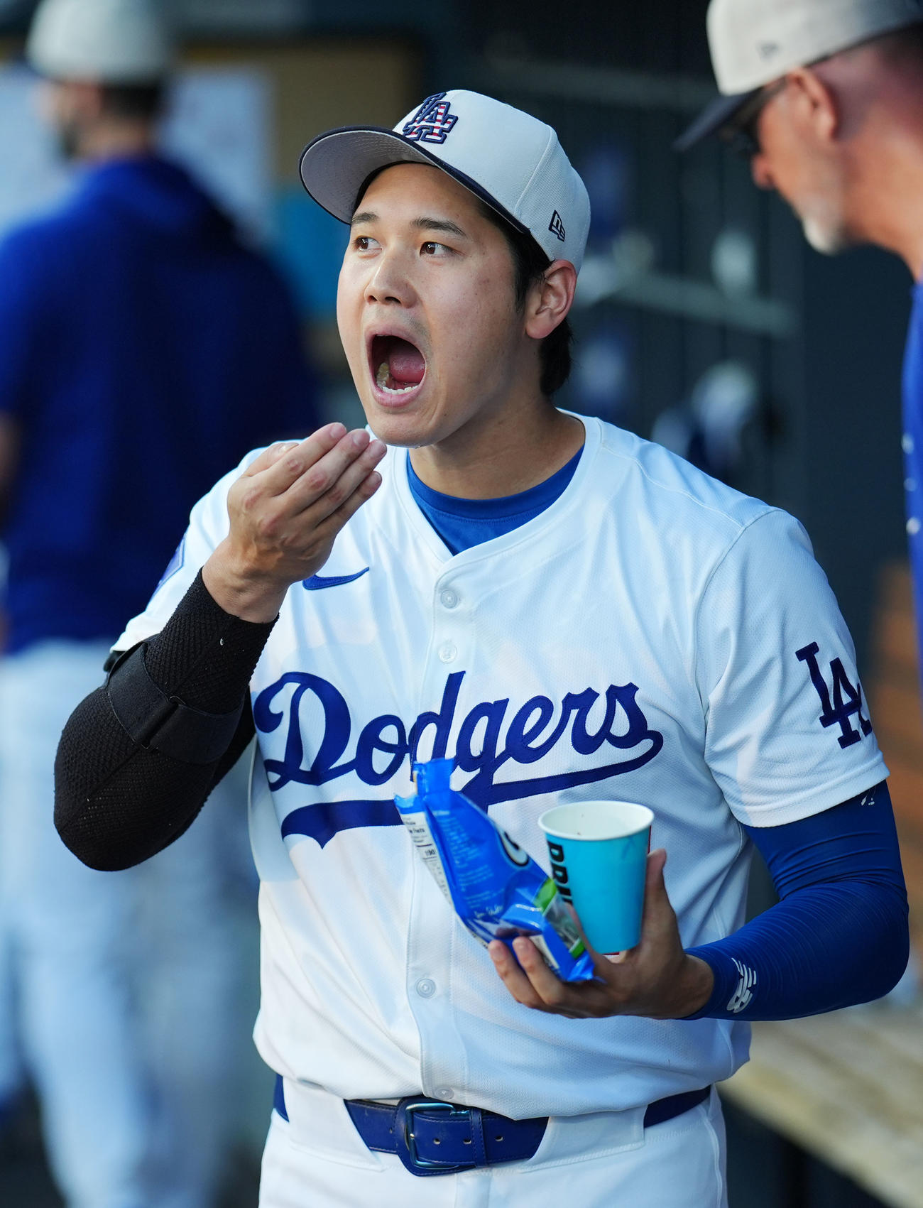 ヒマワリの種をほおばるドジャース大谷翔平（2024年7月4日撮影）
