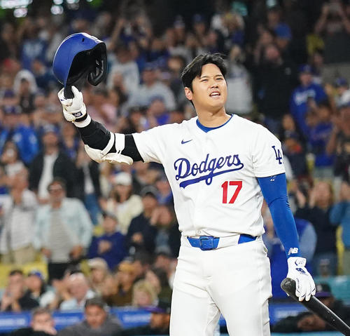9月20日、ロッキーズ戦の1回、マイアミで「50－50」を達成したドジャース大谷翔平は、ファンからスタンディングオベーションで祝福される（撮影・菅敏）