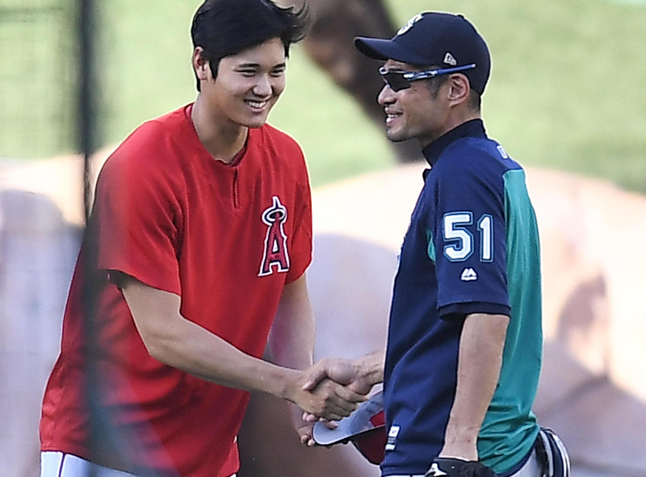 2018年9月13日、試合前、マリナーズのイチロー（右）とあいさつをかわし握手するエンゼルス大谷