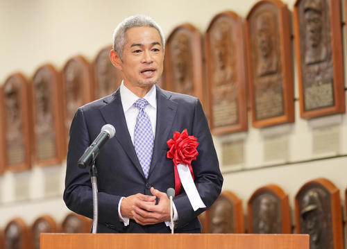 野球殿堂入り通知式でスピーチをするイチロー氏（撮影・垰建太）