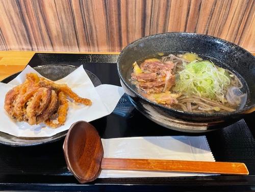 キャッセン大船渡にある食堂「オオフナトのケムリ」の冷たい肉そばとゲソからのセット。佐々木朗希投手が大船渡高時代に赤坂櫻亭という店でいつも注文していた（福島良一さん提供）