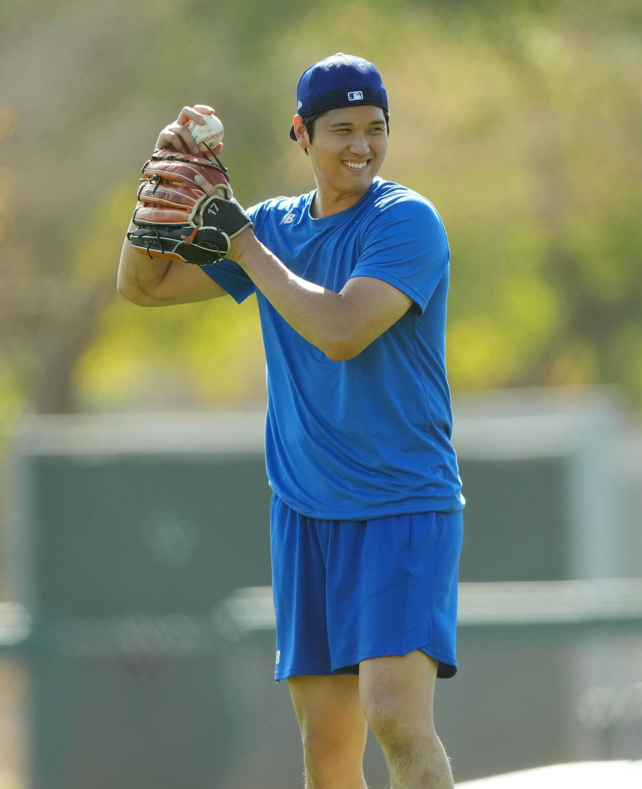 キャッチボールをするドジャース大谷翔平は、笑顔を見せる（2025年2月4日撮影）