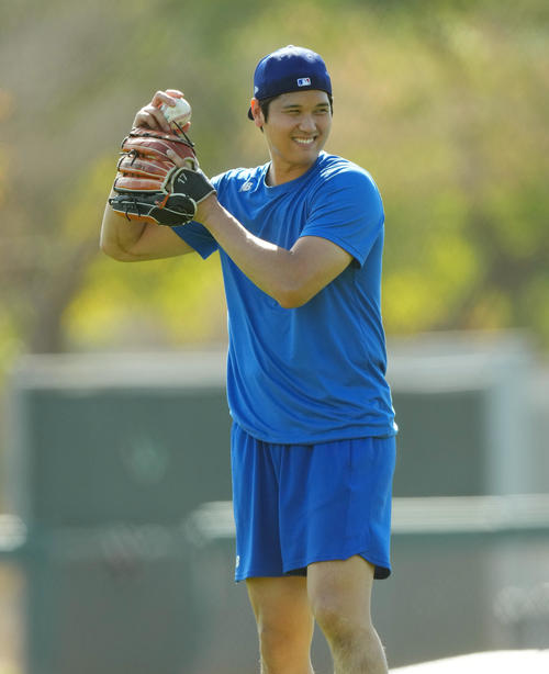 キャッチボールをするドジャース大谷翔平は、笑顔を見せる（2025年2月4日撮影）