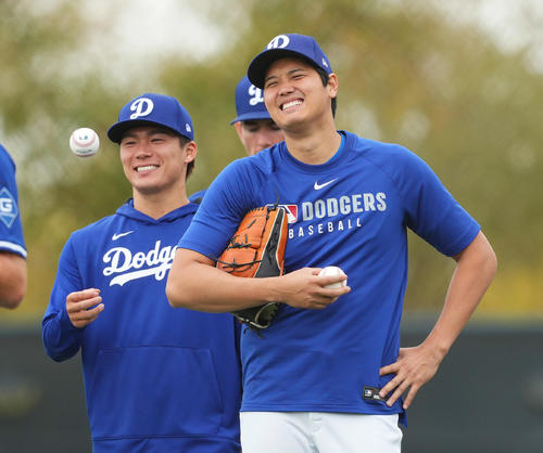 ドジャース大谷翔平（右）と山本由伸（25年2月撮影）