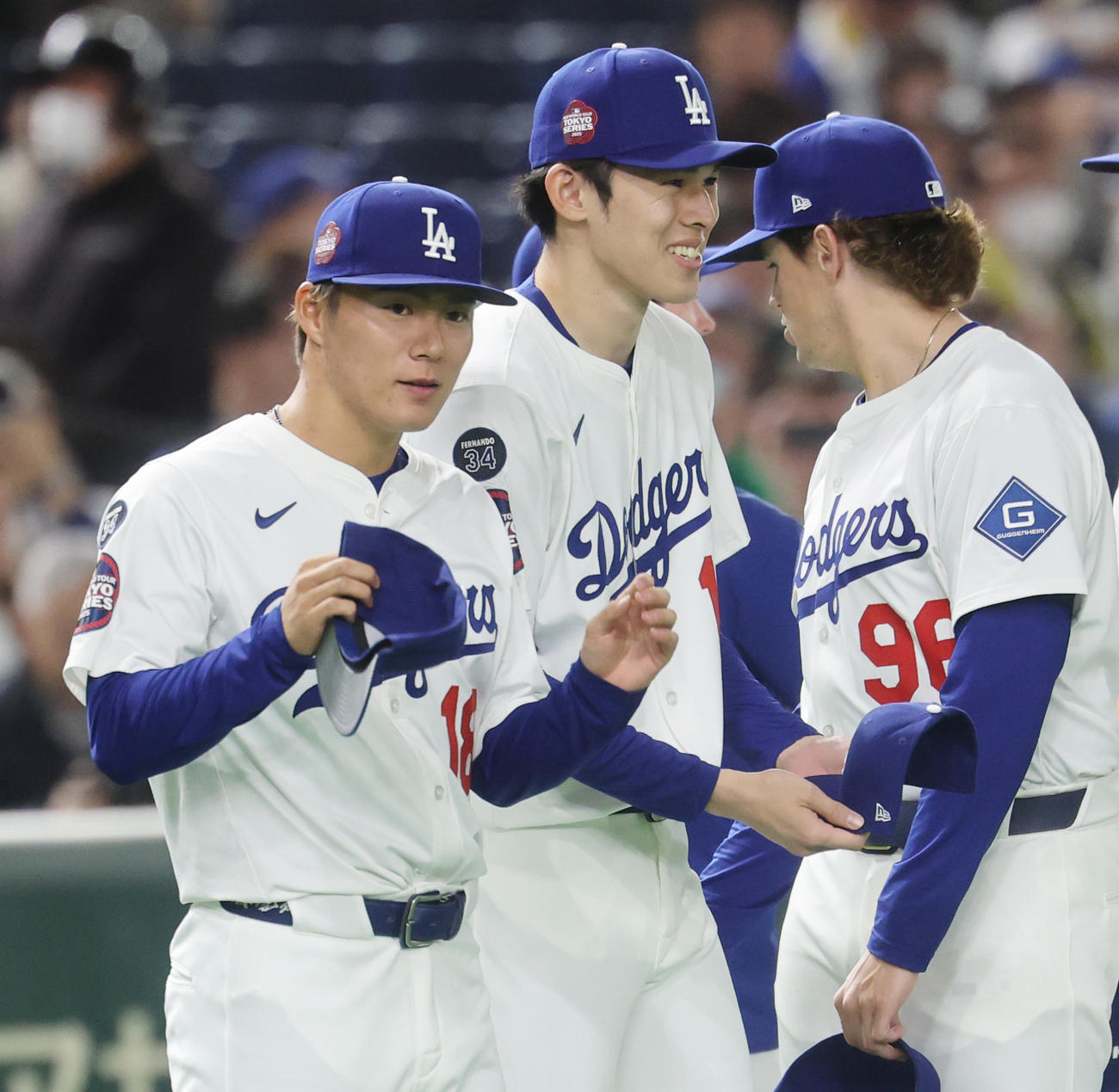 阪神対ドジャース　試合前のセレモニーで整列する、左からドジャース山本、佐々木ら（撮影・野上伸悟）